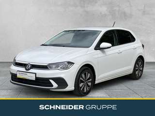 Schräge Frontansicht auf einen Volkswagen Polo , freigestellt