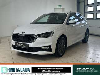 Schräge Frontansicht auf einen Skoda Fabia , freigestellt