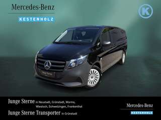Schräge Frontansicht auf einen Mercedes-Benz Vito , freigestellt