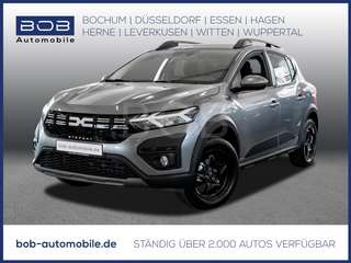 Schräge Frontansicht auf einen Dacia Sandero , freigestellt