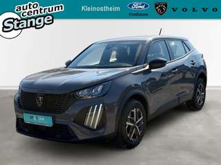 Schräge Frontansicht auf einen Peugeot 2008 , freigestellt