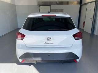 Schräge Frontansicht auf einen SEAT Ibiza , freigestellt