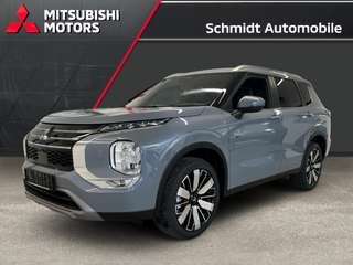 Schräge Frontansicht auf einen Mitsubishi Outlander , freigestellt