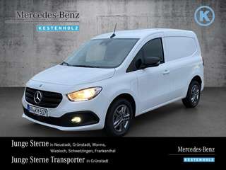 Schräge Frontansicht auf einen Mercedes-Benz Citan , freigestellt