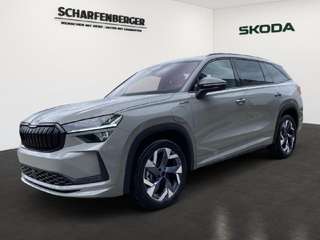 Schräge Frontansicht auf einen Skoda Kodiaq , freigestellt