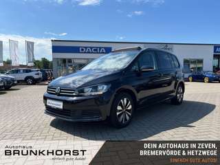 Schräge Frontansicht auf einen Volkswagen Touran , freigestellt