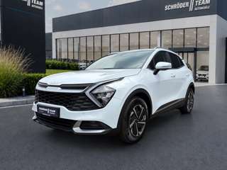 Schräge Frontansicht auf einen Kia Sportage , freigestellt