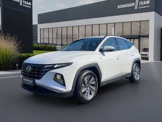 Schräge Frontansicht auf einen Hyundai Tucson , freigestellt