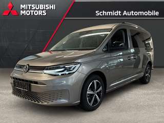 Schräge Frontansicht auf einen Volkswagen Caddy , freigestellt