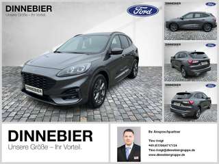 Schräge Frontansicht auf einen Ford Kuga , freigestellt