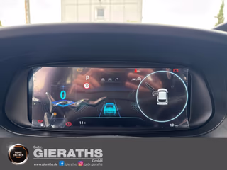 Schräge Frontansicht auf einen Hyundai i20 , freigestellt