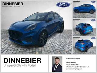 Schräge Frontansicht auf einen Ford Puma , freigestellt