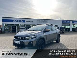 Schräge Frontansicht auf einen Dacia Sandero , freigestellt