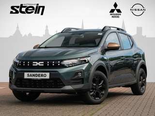 Schräge Frontansicht auf einen Dacia Sandero , freigestellt