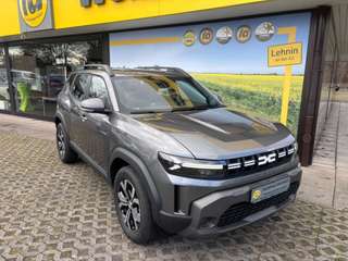 Schräge Frontansicht auf einen Dacia Duster , freigestellt