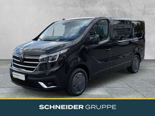 Schräge Frontansicht auf einen Renault Trafic , freigestellt