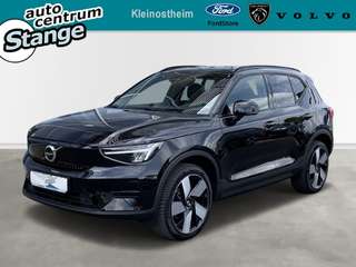 Schräge Frontansicht auf einen Volvo XC40 , freigestellt