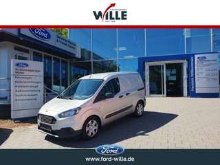 Schräge Frontansicht auf einen Ford Transit Courier , freigestellt
