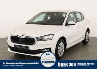 Schräge Frontansicht auf einen Skoda Fabia , freigestellt