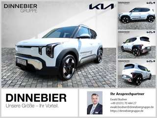 Schräge Frontansicht auf einen Kia EV2 , freigestellt