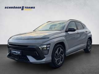 Schräge Frontansicht auf einen Hyundai Kona , freigestellt