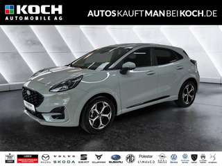 Schräge Frontansicht auf einen Ford Puma , freigestellt