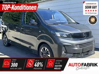 Schräge Frontansicht auf einen Opel Zafira , freigestellt