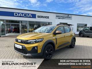 Schräge Frontansicht auf einen Dacia Sandero , freigestellt