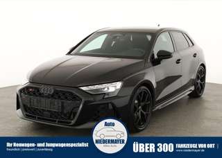 Schräge Frontansicht auf einen Audi RS3 , freigestellt