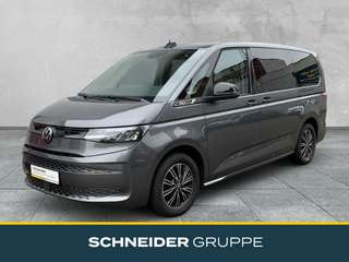 Schräge Frontansicht auf einen Volkswagen Multivan , freigestellt
