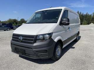 Schräge Frontansicht auf einen Volkswagen Crafter , freigestellt