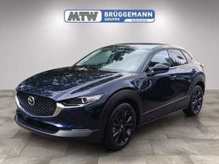 Schräge Frontansicht auf einen Mazda CX-30 , freigestellt
