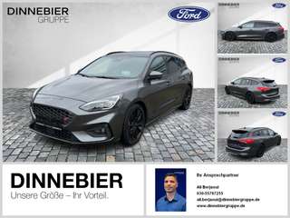 Schräge Frontansicht auf einen Ford Focus , freigestellt
