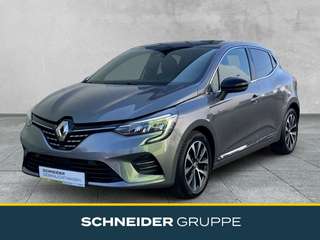 Schräge Frontansicht auf einen Renault Clio , freigestellt