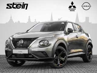 Schräge Frontansicht auf einen Nissan JUKE , freigestellt