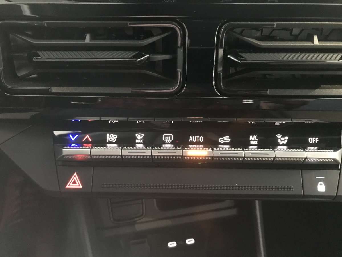 Fahrzeugbild eines Renault 4 E-TECH