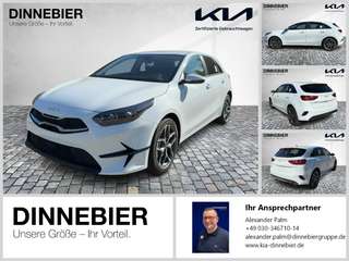 Schräge Frontansicht auf einen Kia cee'd , freigestellt