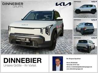 Schräge Frontansicht auf einen Kia EV2 , freigestellt