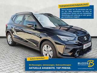 Schräge Frontansicht auf einen SEAT Arona , freigestellt