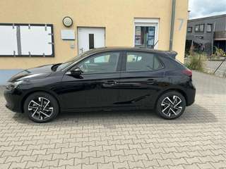 Schräge Frontansicht auf einen Opel Corsa , freigestellt