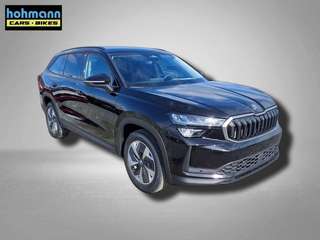 Schräge Frontansicht auf einen Skoda Kodiaq , freigestellt