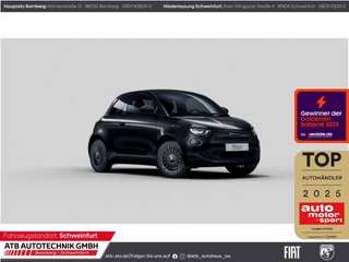 Schräge Frontansicht auf einen Fiat 500 , freigestellt