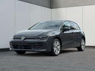 Schräge Frontansicht auf einen Volkswagen Golf , freigestellt