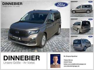 Schräge Frontansicht auf einen Ford Grand Tourneo , freigestellt