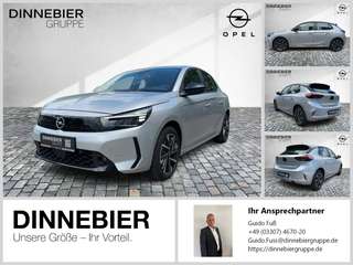 Schräge Frontansicht auf einen Opel Corsa , freigestellt