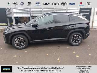 Schräge Frontansicht auf einen Hyundai Tucson , freigestellt