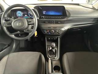 Schräge Frontansicht auf einen Hyundai i20 , freigestellt
