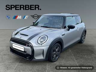 Schräge Frontansicht auf einen MINI COOPER , freigestellt