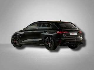 Schräge Frontansicht auf einen Audi RS3 , freigestellt