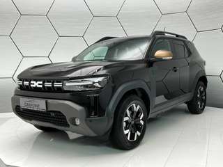 Schräge Frontansicht auf einen Dacia Duster , freigestellt